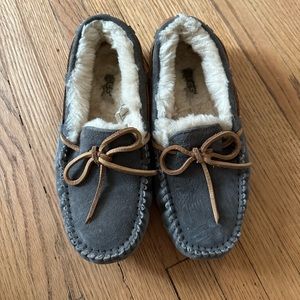 UGG Dakota slippers color Pewter Size 5